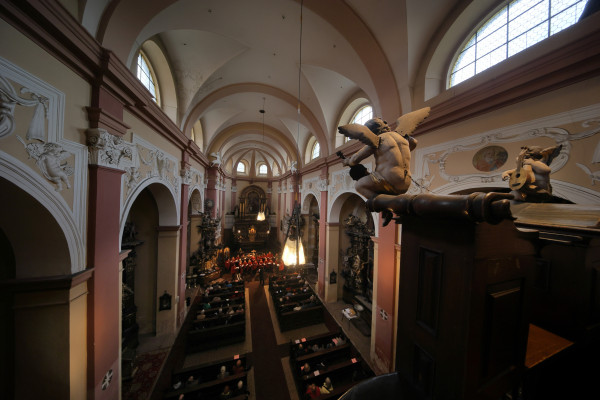 pohled z kůru do interiéru kostela sv. Václava